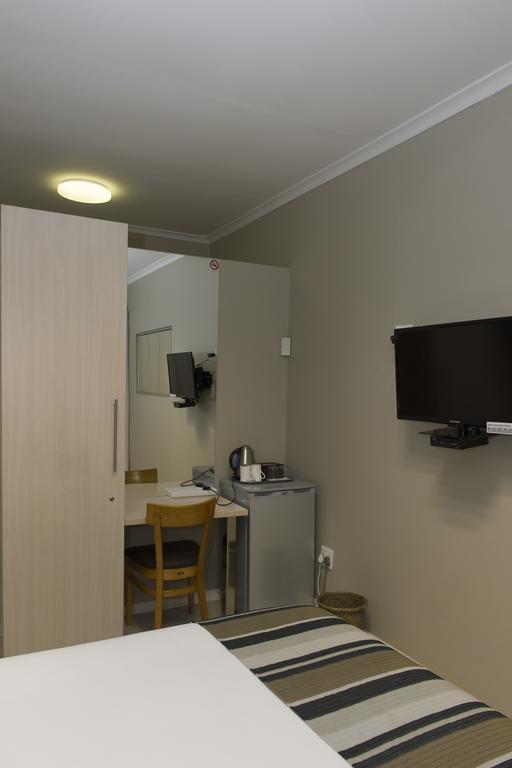 The Suburban Guest House Bloemfontein Zimmer foto
