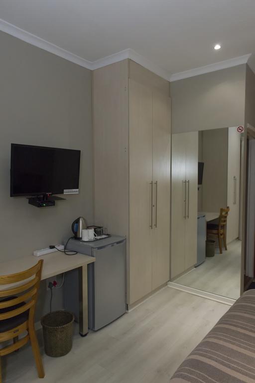 The Suburban Guest House Bloemfontein Zimmer foto