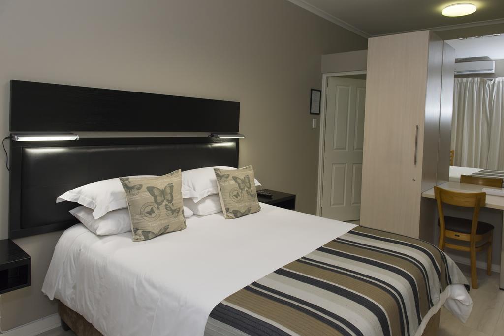 The Suburban Guest House Bloemfontein Zimmer foto